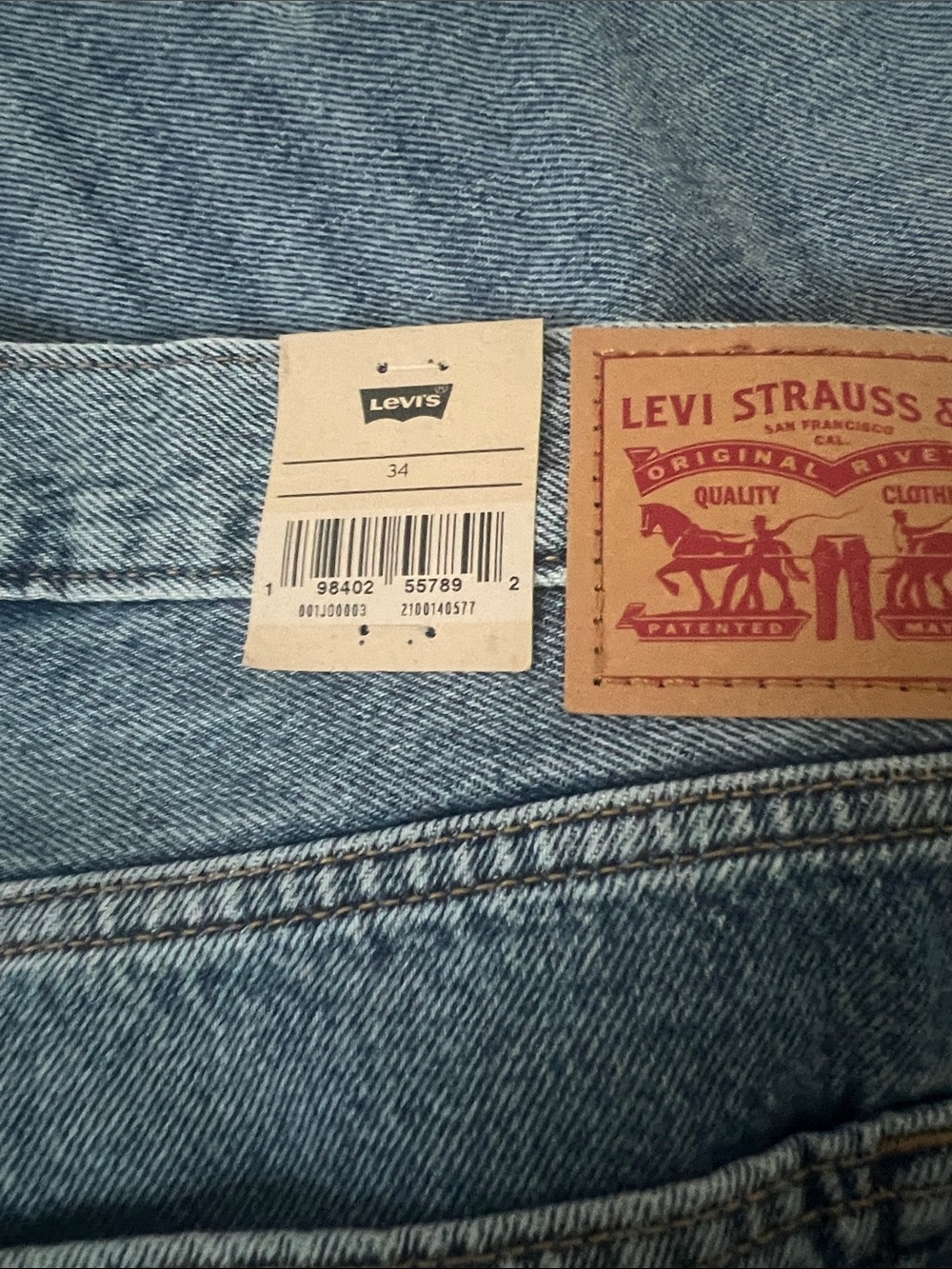 Levi's Light Blue mid rise loose thru hip and thigh  Baggy Jean Shorts size 34 - Picture 6 of 7